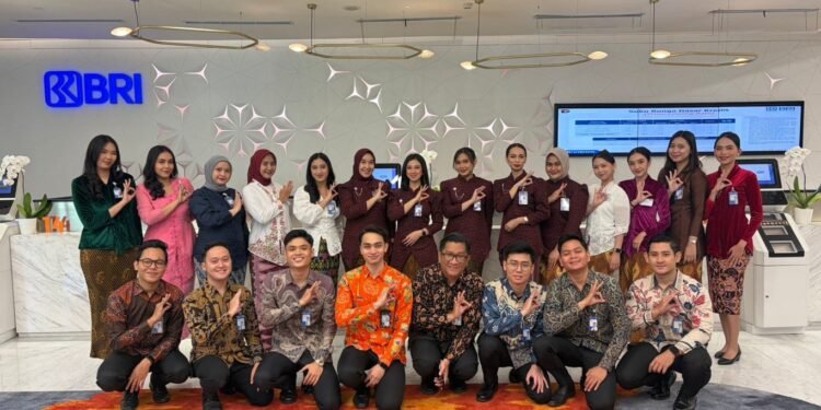 Peringati Hari Kartini, Frontliner BRI Kantor Cabang Khusus Tampil Beda dengan Pakaian Nasional