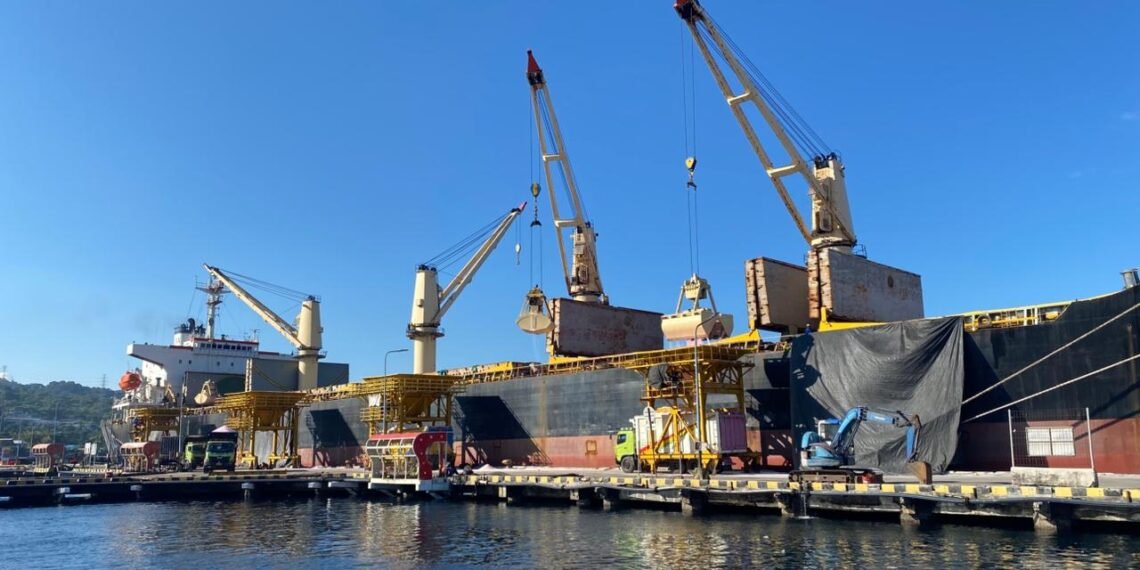 Pasokan Pupuk Terjaga, Pelabuhan Tanjung Wangi Catat Aktivitas Positif Awal Tahun