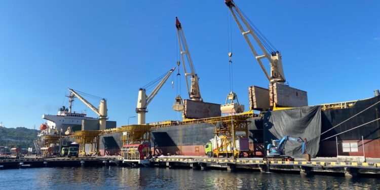 Pasokan Pupuk Terjaga, Pelabuhan Tanjung Wangi Catat Aktivitas Positif Awal Tahun