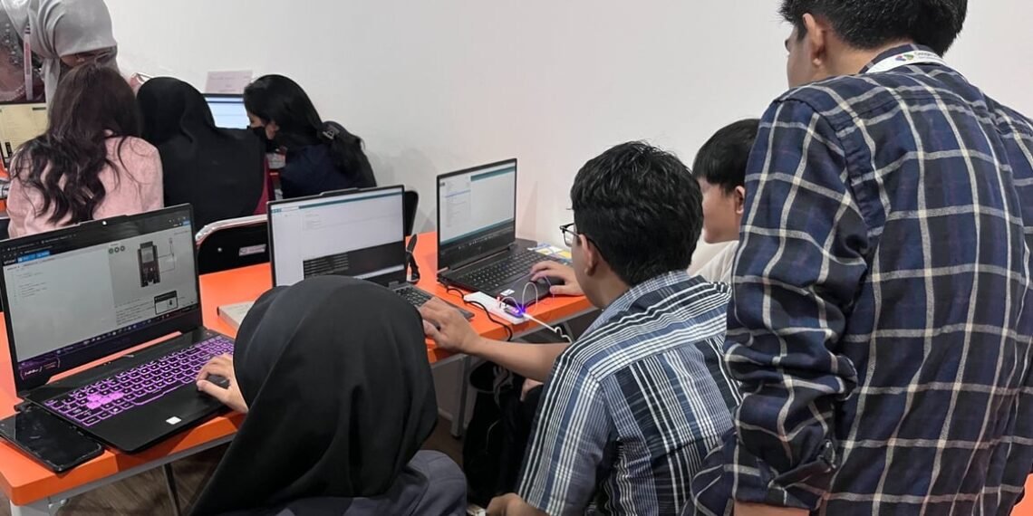 AI Center Makassar dan GDGoC UNM Kembali Gelar Study Jam Robotics dan IoT Bahas Koneksi ESP32 ke Web