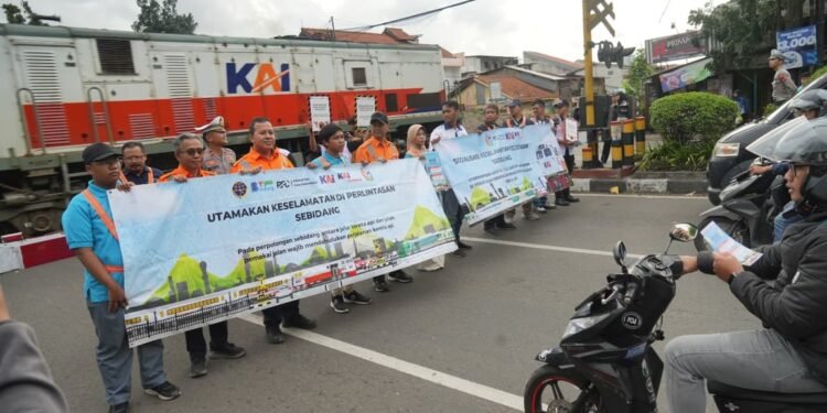 KAI Daop 2 Bandung Imbau Masyarakat Disiplin Berlalu Lintas di Perlintasan Sebidang Demi Keselamatan Bersama