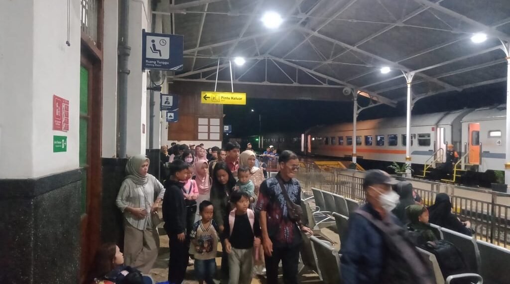 KAI Daop 2 Bandung Sampaikan Permohonan Maaf, Perjalanan KA Siliwangi Tertahan Akibat Genangan Air di Petak Jalan Cianjur–Cibeber