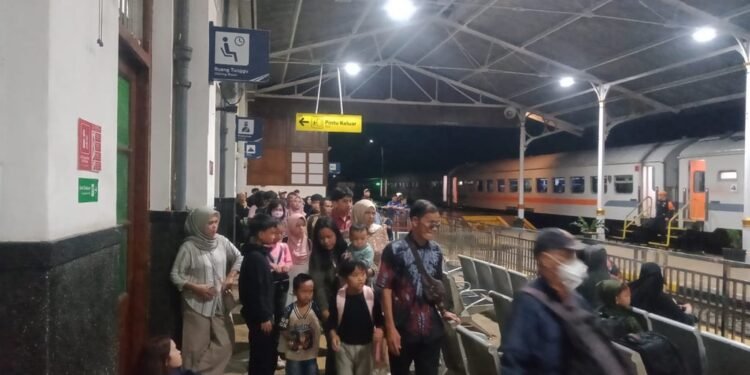 KAI Daop 2 Bandung Sampaikan Permohonan Maaf, Perjalanan KA Siliwangi Tertahan Akibat Genangan Air di Petak Jalan Cianjur–Cibeber