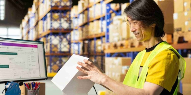 Pilih Mana? Perbandingan Kurir Terbaik Saat Kirim Paket Ke Luar Negeri