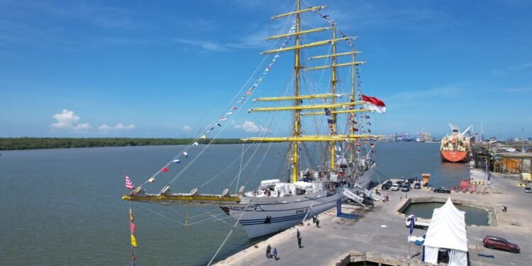 Jadi Gerbang Diplomasi Maritim, KRI Bima Suci Sandar di Pelabuhan Belawan