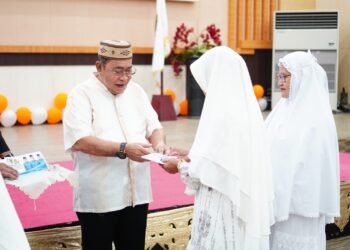Lepas JCH Korpri Kota Gorontalo, Walikota Adhan Serahkan Uang Saku Untuk Jamaah