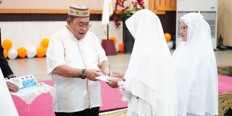 Lepas JCH Korpri Kota Gorontalo, Walikota Adhan Serahkan Uang Saku Untuk Jamaah