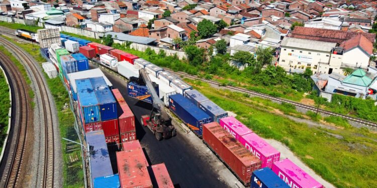 Dukung Konektivitas Distribusi, KAI Logistik Siap Tingkatkan Kapasitas Angkut Peti Kemas Ke Semarang