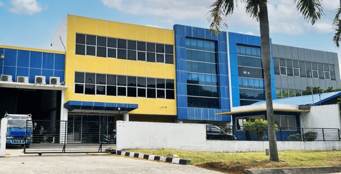 Jenis dan Kegunaan Industrial Door dan Dock Leveler dalam Industri
