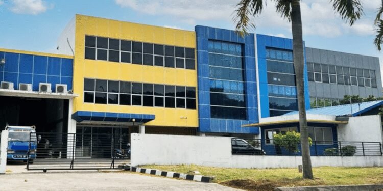 Jenis dan Kegunaan Industrial Door dan Dock Leveler dalam Industri