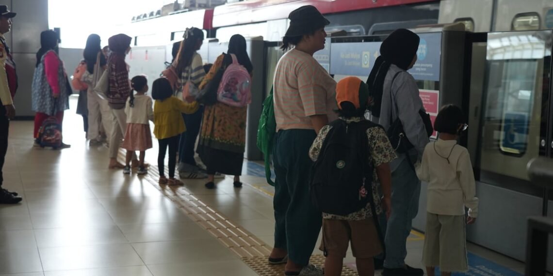 Hari Pertama Libur Panjang, Dukuh Atas dan Harjamukti Jadi Stasiun Terpadat LRT Jabodebek