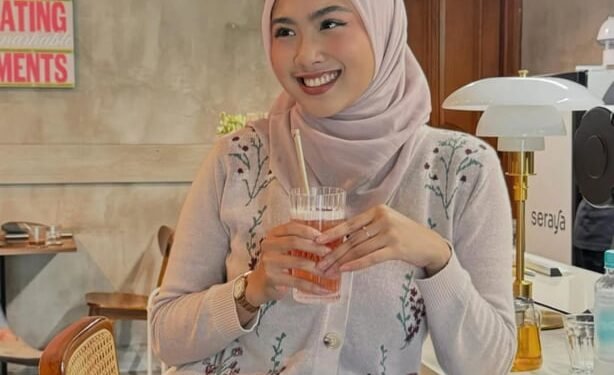 Dari Kuliah Sampai Sukses Jadi Influencer, Afina Syifa Ungkap Alasan Masih Setia Pakai Hijab Paris napocut