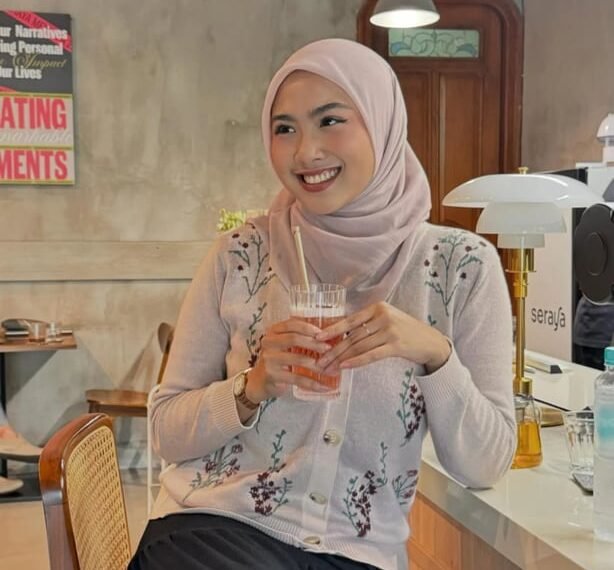 Dari Kuliah Sampai Sukses Jadi Influencer, Afina Syifa Ungkap Alasan Masih Setia Pakai Hijab Paris napocut