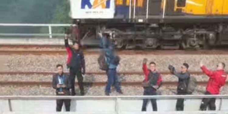KAI Daop 2 Bandung Larang Masyarakat Masuki Area Terbatas Perekeretaapian Demi Keselamatan