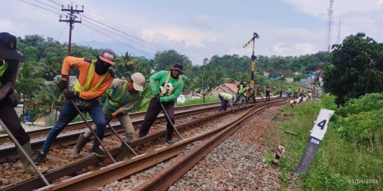 KAI Daop 2 Bandung Ganti 2.800 Meter Rel Untuk Tingkatkan Keselamatan dan Kenyamanan Perjalanan KA
