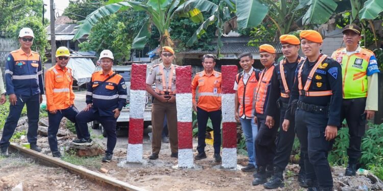 KAI Daop 1 Jakarta Bersama Pemangku Kepentingan Tutup Dua Perlintasan Liar, Perkuat Keselamatan Perjalanan Kereta Api