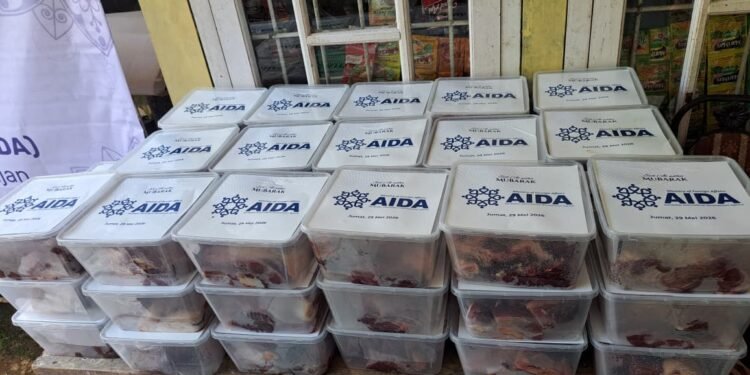 AIDA Kemlu Azerbaijan dan OIC Youth Indonesia Salurkan 500 Paket Daging Kurban bagi Masyarakat di Bogor dan Sukabumi