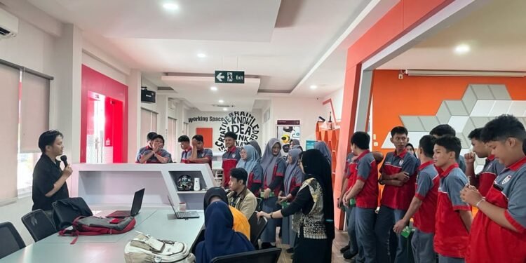 Belajar AI Langsung dari Industri, 150 Siswa SMK Telkom Makassar Kunjungi Telkom AI Center