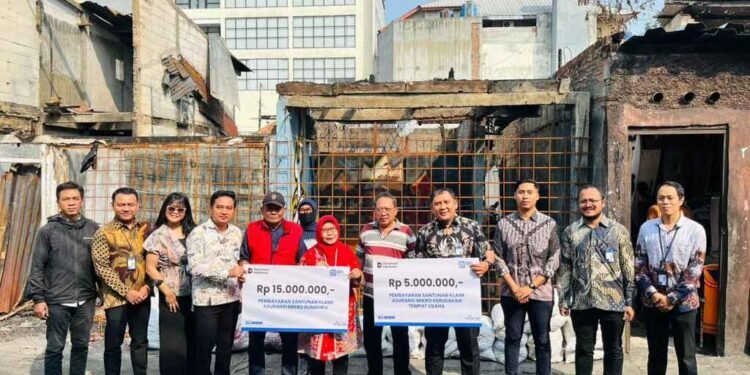 BRI Branch Office Otista dan BRINS Serahkan Simbolis Klaim Asuransi kepada Nasabah Terdampak Kebakaran