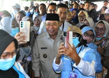 Tak Kalah Dari Gubernur Malut, Wali Kota Adhan Dikerubungi Warga untuk Berswafoto Saah Hadir Di Puncak PENAS XVII