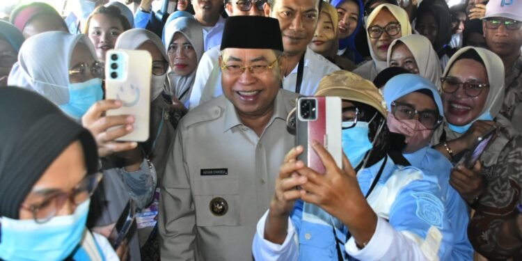 Tak Kalah Dari Gubernur Malut, Wali Kota Adhan Dikerubungi Warga untuk Berswafoto Saah Hadir Di Puncak PENAS XVII