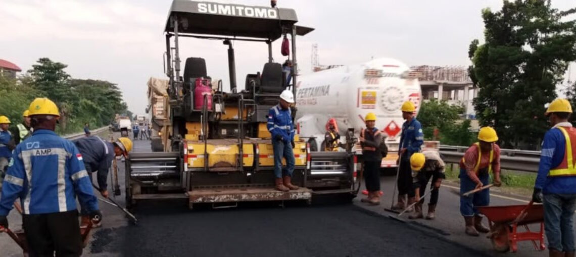 TINGKATKAN KUALITAS PERKERASAN JALAN, PT JASAMARGA TOLLROAD MAINTENANCE LAKSANAKAN PEKERJAAN PEMELIHARAAN DI RUAS TOL SEMARANG