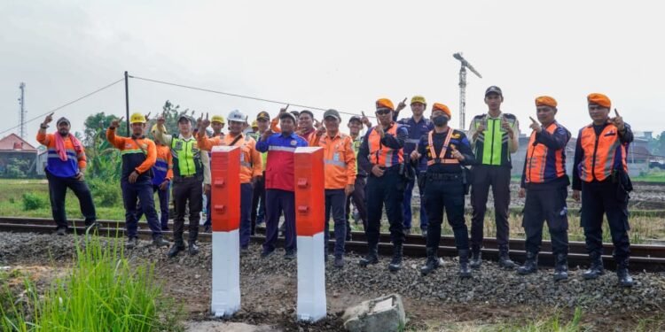 KAI Bersama Unsur Kewilayahan Perkuat Keselamatan dengan Penataan Akses Jalur Kereta di Kampung Cipondang