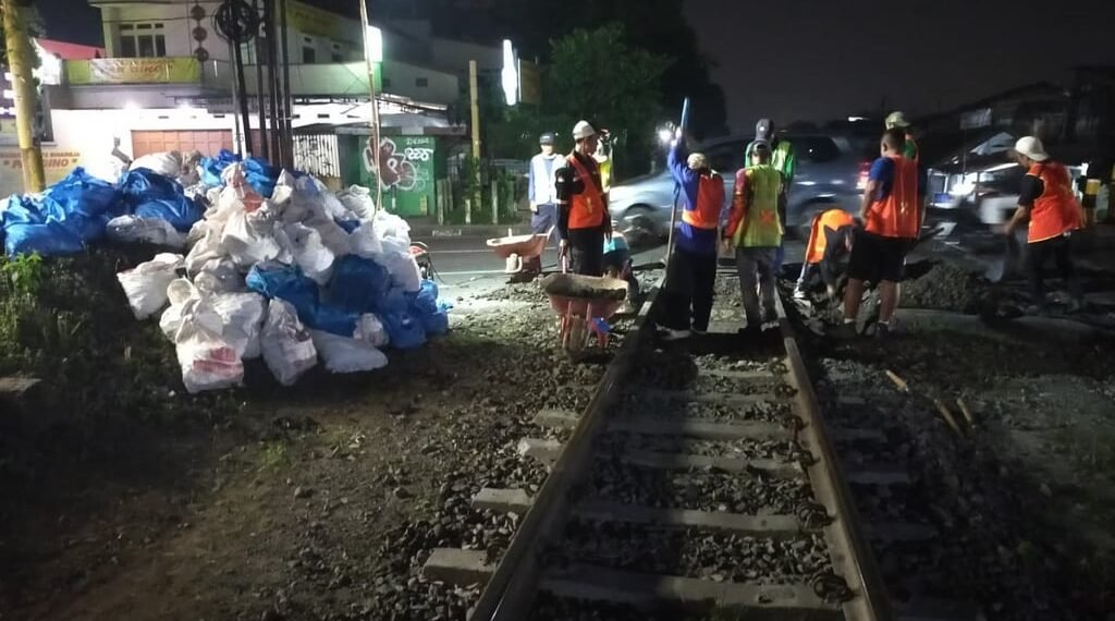 KAI Daop 2 Bandung Jalankan Komitmen Keselamatan Perjalanan KA di Perlintasan Sebidang
