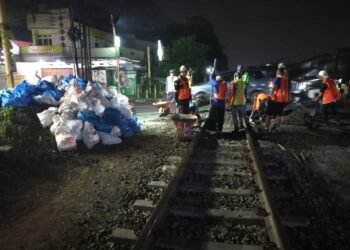 KAI Daop 2 Bandung Jalankan Komitmen Keselamatan Perjalanan KA di Perlintasan Sebidang
