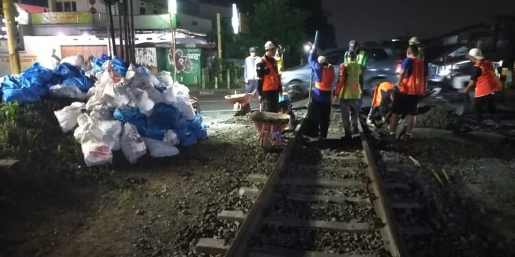 KAI Daop 2 Bandung Jalankan Komitmen Keselamatan Perjalanan KA di Perlintasan Sebidang