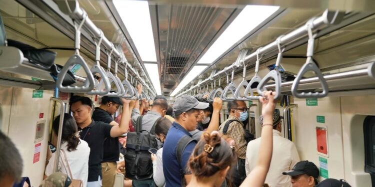 KLB Uji Coba LRT Jabodebek Mulai Dimanfaatkan Pengguna pada Jam Sibuk Pagi