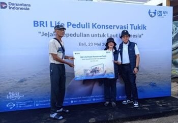BRI Life Gelar Pelepasan Tukik, Dukung Konservasi Penyu di Pantai Kuta Bali
