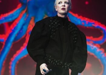 Dari Perkampungan Urban Jakarta Mendunia: Ikon Rock Legendaris Shirley Manson (Garbage) Kenakan Label Fashion Berkesadaran Asal Indonesia, Fuguku, di Atas Panggung