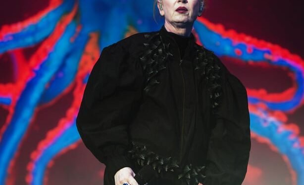 Dari Perkampungan Urban Jakarta Mendunia: Ikon Rock Legendaris Shirley Manson (Garbage) Kenakan Label Fashion Berkesadaran Asal Indonesia, Fuguku, di Atas Panggung