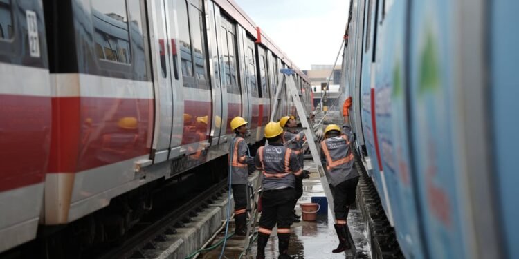 Di Balik Perjalanan Nyaman, Begini Cara LRT Jabodebek Menjaga Kebersihan Stasiun dan Kereta Setiap Hari