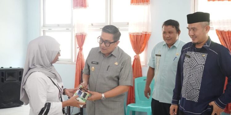 Serahkan Bantuan UMKM, Wawali Indra Ajak Pelaku Usaha Perkuat Produksi dan Modal Serahkan Bantuan UMKM, Wawali Indra Ajak Pelaku Usaha Perkuat Produksi dan Modal