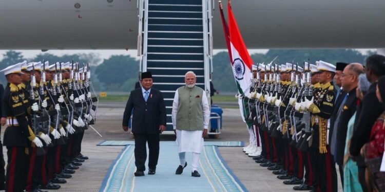 PM India Narendra Modi Tiba di Indonesia, Disambut Langsung Presiden Prabowo