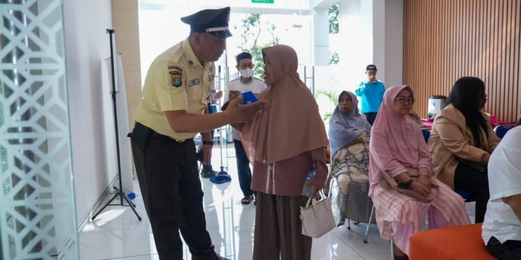 Melayani Sepenuh Hati, Security BRI BO Otista Hadirkan Kenyamanan bagi Nasabah Pensiunan