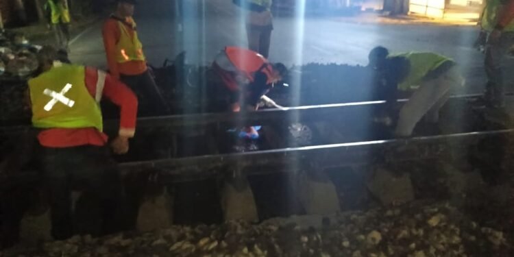 Demi Keselamatan Perjalanan Kereta Api, KAI Daop 2 Bandung Perbaiki Geometri Perlintasan Sebidang di 47 Titik