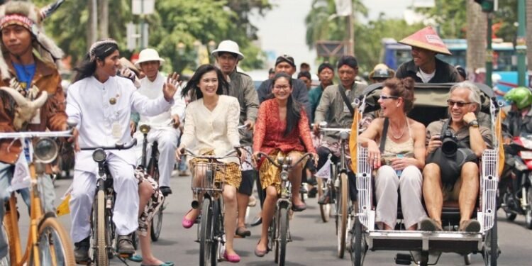 Belajar dari Indonesia: Ketika Sebuah Negeri Mengubah Cara Pandang Hidup Belajar dari Indonesia: Ketika Sebuah Negeri Mengubah Cara Pandang Hidup