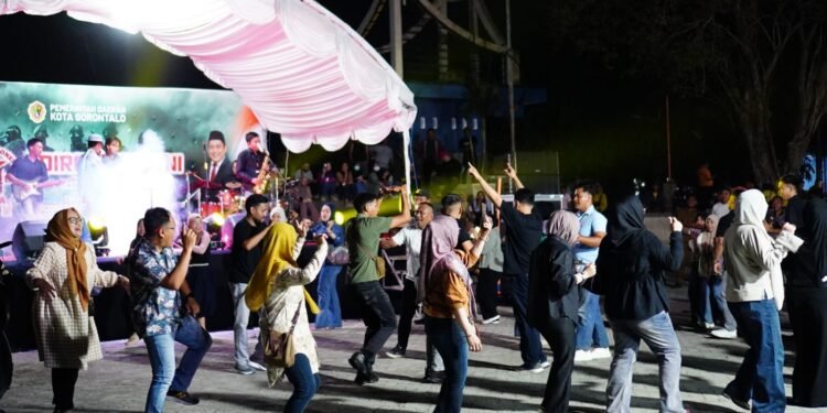 Malam Puncak HUT ke-81 TNI Di Gorontalo, Berubah Jadi Pesta Rakyat, Turis Asing Ikut Joget